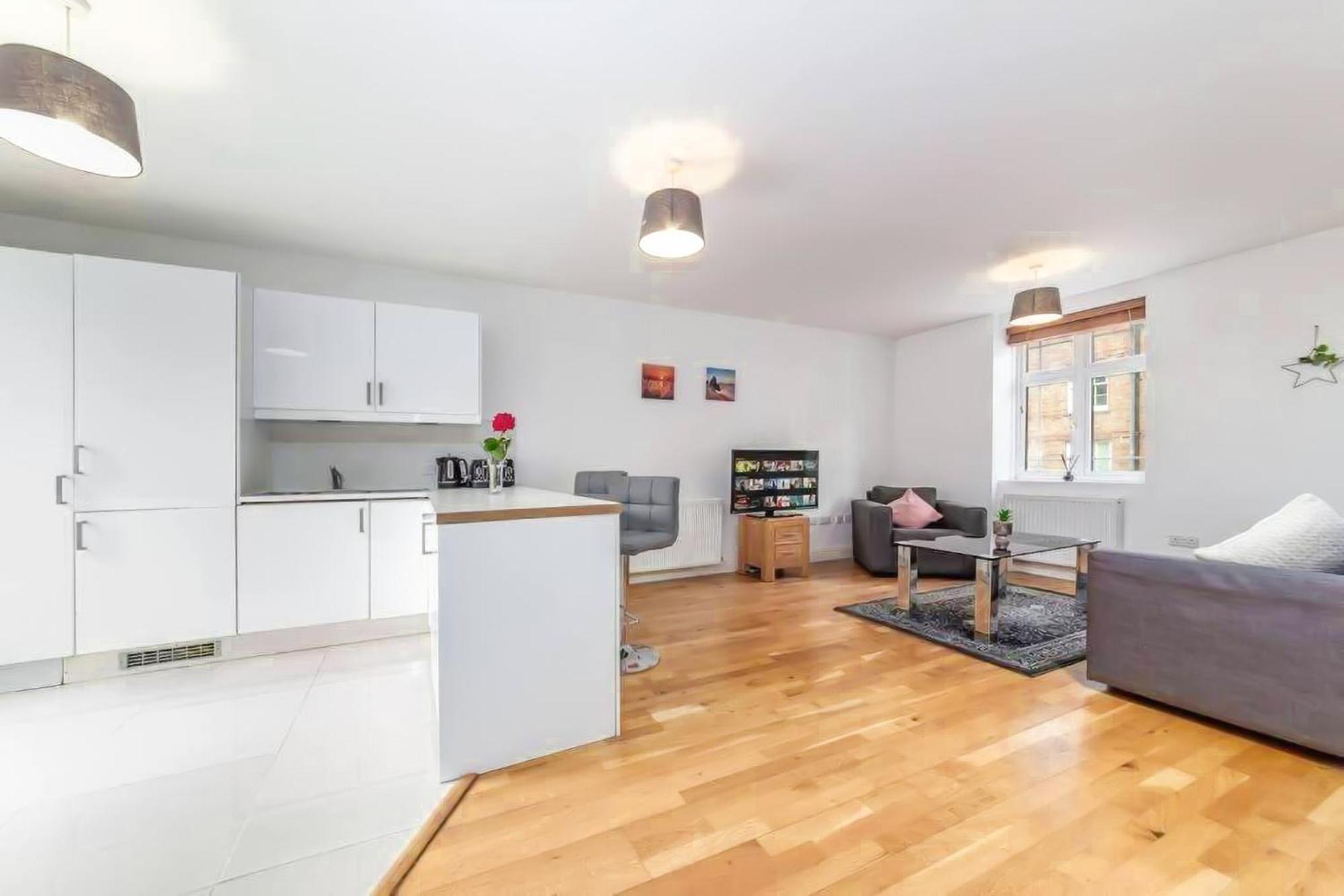 Lovely 2 Bedroom With Patio Waterloo Lm1 * London